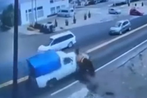 Video: Caballo desbocado choca con camioneta en Ozumba